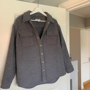 Shacket/Höstjacka från &OtherStories - Säljer min superfina skjort-jacka från &OtherStories. Den är gjort av rätt tjockt material så håller värmen utan att se ut som en stor jacka! Passar till det mesta! Helt i nyskick🤍