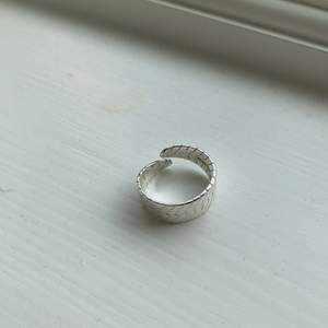 Justerbar/reglerbar ring i sterling silver från Pilgrim. Använd superfå gånger för insåg att det inte riktigt var min stil 🙃 Köpt för 400 kr tillsammans med den andra justerbara ringen jag säljer 🥰