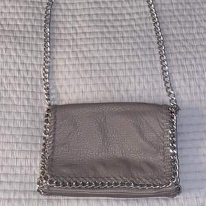 Säljer denna oanvända väska som är i nyskick💓💓 200 kr plus frakt (pris kan diskuteras)❤️ köpte den för 750 kr❤️