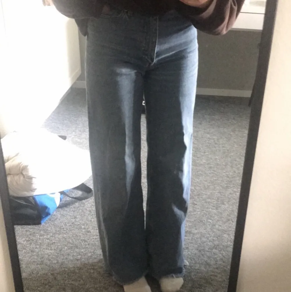 Jag säljer mina monki jeans i modellen Yoko. Storlek 24, jag är 158 cm lång. Säljer de för att de inte sitter bra på mig. Väldigt fint skick, säljer det för 400kr +frakt. Priset kan diskuteras💕. Jeans & Byxor.