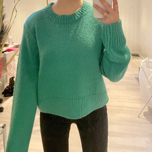 Stickad tröja - Grön fin stickad tröja, supermysig o skön. Tröjan är helt ny och endast testad för att fota. Perfekt nu inför höst och skolstart! Den är slutsåld överallt på både hemsidor och butik. Medföljer axelvaddar som går att ta bort om det önskas