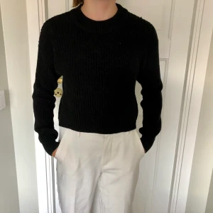 Svart tröja ribbad - Tröjan är mycket fint skick. Svart och kortare i midjan. 