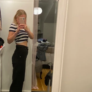 Mango jeans - Svarta jeans, passar till allt, raka ben och hög midja