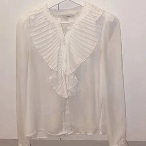 Vit blus - Vit blus. Storlek 34. Använd 1 gång!