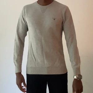 GANT stickad tröja i silvergrå  - En ”stickad/flätad” tröja från Gant i storlek S