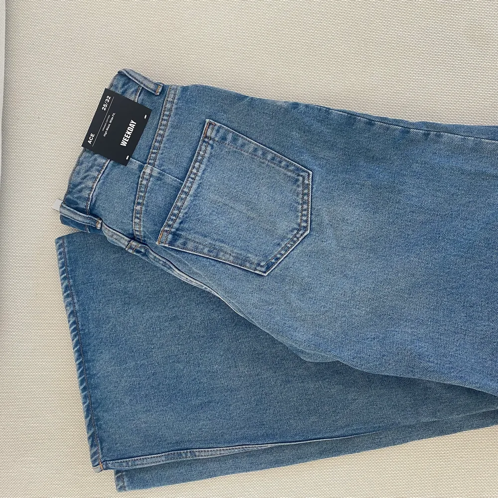 Färgen 90’s blue. Köptes för 500 kr. Aldrig använda. Lapparna kvar! För stor storlek för mig. Jeans & Byxor.