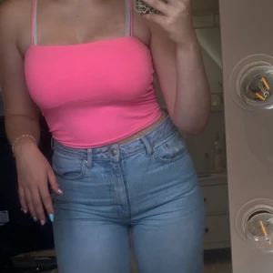 Ett rosa linne får Gina - Ett linne från gina tricot. Storlek L. Säljer det för 35kr, nypris 100kr.