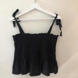 Linne från H&M storlek M - Jättefint svart sommarlinne i storlek M, sällan använd alltså bra skick. Banden är justerbara. Frakt tillkommer😊