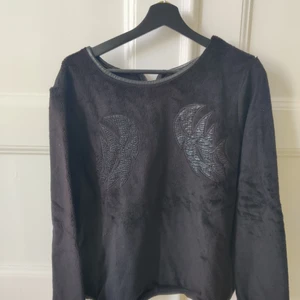 Naf Naf black pull - In good shape, the colour is really dark black. Really soft touch. I usually wearing size M but this one is XL as I wanted to wear in casual way.