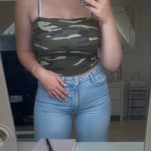 Ett kamouflage linne från Gina Tricot - Ett kamouflage linne från Gina som jag inte vill ha kvar. Inga skador eller märken. Är i storlek M och säljer det för 35kr, nypris 100kr