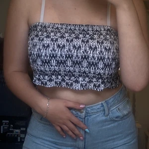 En fin kort topp från h&m i storlek 42 - en tajt topp som är väldigt kort. Jag som brukar ha 40 kan ha denna toppen som är i storlek 42 och den sitter jättebra. Säljer den för 20 kronor, vet inte nypriset💗