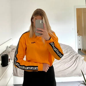 Långärmad FILA tröja   - Orange FILA tröja med reflexremmar längst armarna.🧡🔥