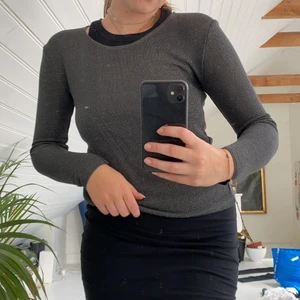 Glittertröja strl. S - Jättefin glittrig tröja i gott skick (aldrig använt). 💕 Storleken står inte i men har för mig att det är en Small, kan även passa Xsmall och Medium! Märket står inte. 