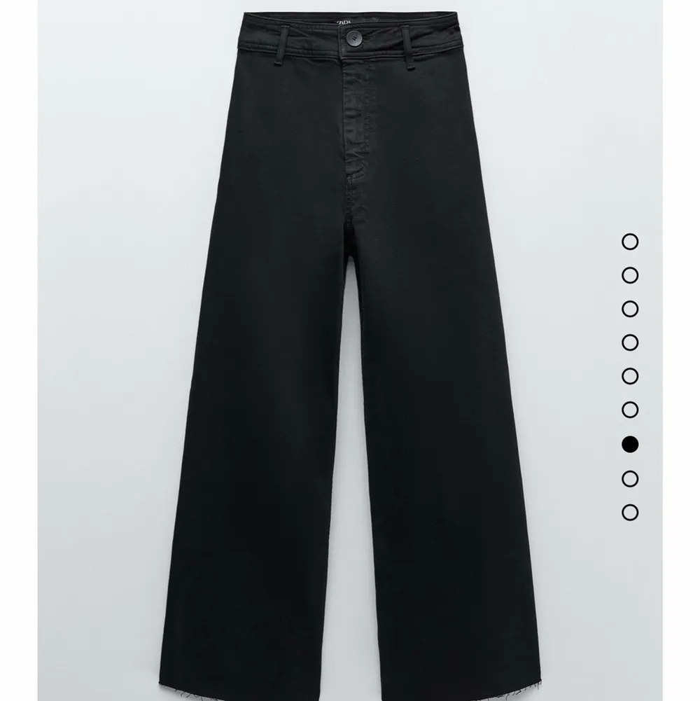 Säljer dessa svarta jeans från zara! Nypris, 400. Jeans & Byxor.