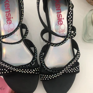 Klackskor  -  En helt helt ny klackskor sälja dem eftersom de har inte kommit till användning jag har använt dem högst en gång bara helt nya jag respekterar bud☺️☺️☺️😊😊🙂