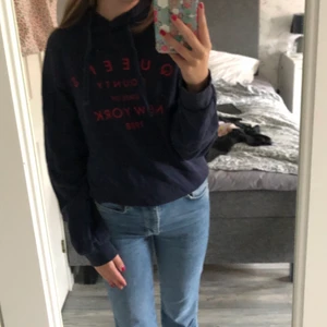 Tröja  - Lite vintage tröja köpt  för ca ett år sedan, jätte fin marinblå färg, sparsamt använd, fint skick storlek m men passar mig som bär storlek xs tröjan är nog liten i storleken och modellen. Sitter lite overzised på mig💕