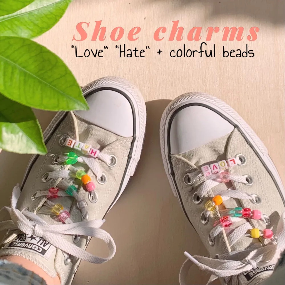 En nyhet här bland alla smycken är de trendiga ”shoe charms”🤩 Skor behöver också utsmyckning! 🤪 Nu finns det ett kitt med färgglada pärlor till dina skor, perfekt till skolstarten!🥰 bild 2 gör färgen rättvisa . Accessoarer.