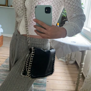 Snygg och trendig väska 🤩 - Säljer denna snygga och rymliga väskan!! I bra skick🤍 har ett stort fack på insidan samt ett mindre, båda stängs med dragkedja 🤍 frakt tillkommer 🥰