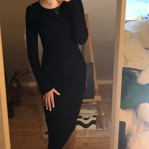 Svart tight klänning  - En SUPER snygg, svart, ribbad, tight klänning. Perfekt till fest men också fett basic och casual. Superduper strechtig, alltså JÄTTE strechig☺️ (smutsig spegel på sista)