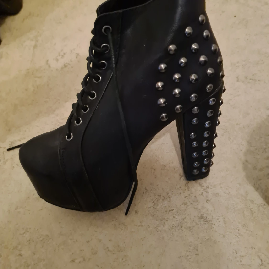 Svarta klackar med nitar