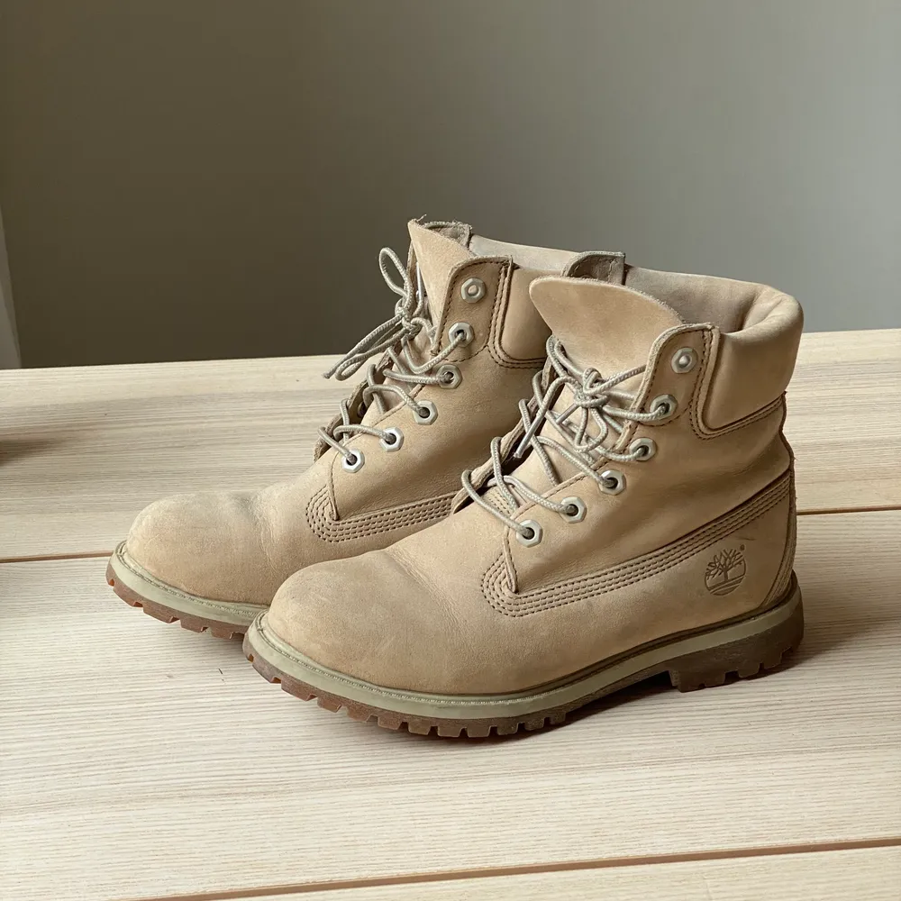 Timberland kängor i storlek 37. De är använda max fem gånger och ser nästan som nya ut. . Skor.