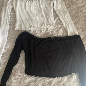 Toppar från Gina  - Den svarta är i S och den vita är i Xs köpt för 199  kr styck! 🖤 60 kr styck 