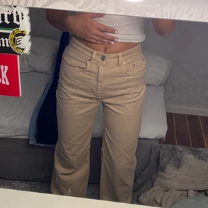 Beiga/ljusbruna raka jeans - Skit sköna och tunna jeans. I en brun/ beige färg så sjukt fina. Inget fel på dom alls.