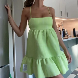 Klänning - Säljer mina superfina oanvända klänning då jag har för många!❤️ älskar den verkligen, så fin! Storlek 36 men justerbar så passar både mindre och större