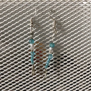 Örhängen raindrops  - Hemmagjorda örhängen! Pris 15kr. Vi bjuder på frakt❤️