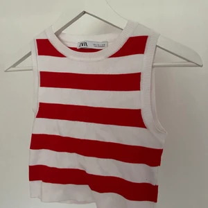 Zara tröja - Säljer denna tröjan från Zara, köpt nyligen men inte kommit till användning. Den är som ny😍