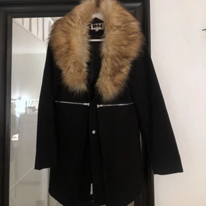 Pälskappa - Kappa med fuskpäls i storlek XS från Dennis Maglic. I bra skick. Köpte den för ca 1500.