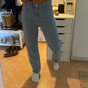 Högmidjade Jeans - Säljer mina högmidjade jeans från cotton on i storlek 38! De ljusa visas på de första två bilderna, säljer även ett par mörkare som syns i sista bilden. Superfina men kommer tyvärr inte till användning längre! 200kr st!🥰 Frakt tillkommer