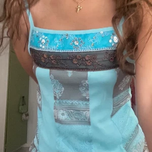 Late 90s/ early 2000s topp - Säljer denna supersnygga late 90s/ early 2000s toppen som jag köpte på Plick ( lånade foton ). I superbra skick, inga synliga tecken på användning alls. I barnstorlek men passar XS. Svin snygg till ex lågmidjade jeans 