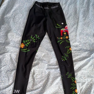 Icaniwill träningstights XS - Dalahäst och kurbits träningstights från Icaniwill i storlek XS, i fint skick. 