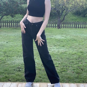 Svarta raka/vida jeans  - Assnygga byxor som tyvärr inte satt som jag ville på mig. Dom är helt nya och oanvända, endast testade. Tjejen på bilden är 174 lång. De är i storlek 38 men lite mindre i storleken. 