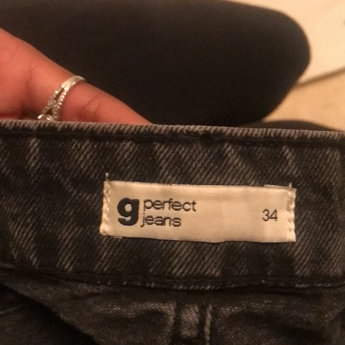 Ett par svarta shorts från gina  - 91