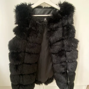 2 fuskpäls västar - Den svarta är köpt på garoff i stl M och den gråa i stl S/M. Båda två är knappt använda. Den svarta är köpt för 500kr och den gråa för 350kr. Köp båda för 200, annars den svarta för 150 och den gråa för 100kr. Frakt tillkommer och betalning sker via swish.