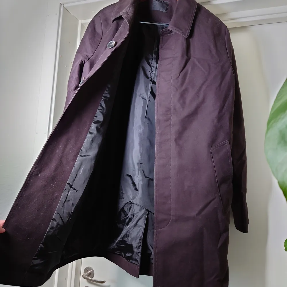 Stilren jacka från Asos. Rak modell med stora fickor. Den är svart, färgen ser lite konstig ut på bilderna.🍀. Jackor.