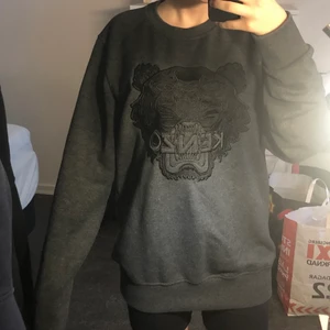 Kenzo tröja  - Säljer denna kenzo tröja i stl xxl. Aldrig använd. Säljer för 150-200kr (pris kan diskuteras)