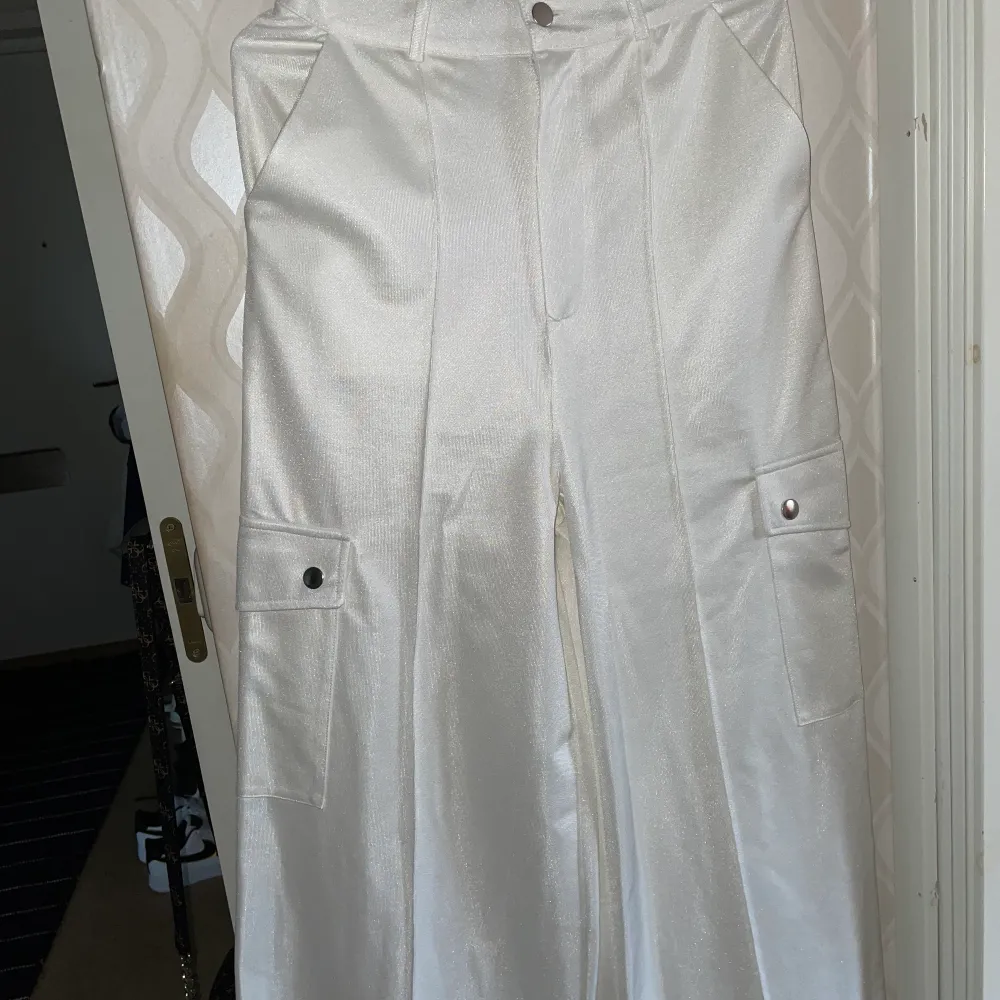 Vita högmidjade byxor från Cajsa Wessbergs kollektion med bikbok storlek Xs 150kr finns i skåre kan mötas eller frakten men köparen står för frakten🙂. Jeans & Byxor.