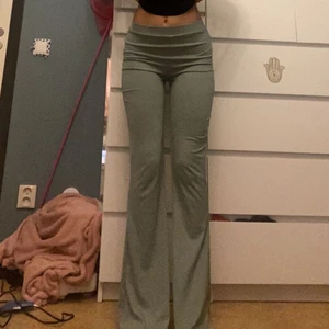 Utsvängda gröna byxor  - Helt nya utsvängda gröna byxor ifrån 157 är 1,62 lång och de är lite längre väldigt sköna och stretchiga 