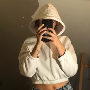 Vit hoodie Zara - En croppad vit hoodie från ZARA som är perfekt när man inte vill att det ska hänga över byxor, kjolar osv🤍🤍🤍 i mycket bra kvalite