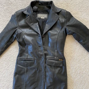 Vintage läderjacka - Säljer min vintage läderjacka/kappa. En lös knapp men annars gott skick! Kan mötas upp i Stockholm eller frakta💗