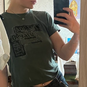 Grön tshirt!!! - En sån jäkla snygg tröja som tyvärr inte kommer till användning längre<3 köpt här på Plick!! Passar som en XS/S:)