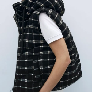 Rutig zara väst - Slutsåld! Köpt för 359kr. Storlek xs men stor i storleken så kan passa xs-m. Super fint skick då endast använd ca 2-4 gånger. Säljer eftersom den inte används av mig längre. Köp direkt för 500kr inklusive frakten!