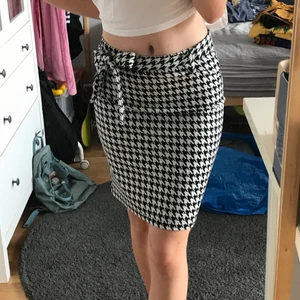 Kjol med houndstooth-mönster - Denna fina kjol har jag bara använd en gång. Mjukt material som är också stretchig. 