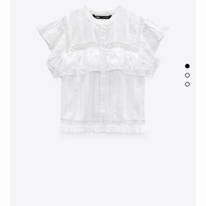 Zara blus - Säljer denna super fina zara blus! Använd 1 gång så inga fläckar och väldigt fint skcika❣️❣️skriv privat för fler bilder