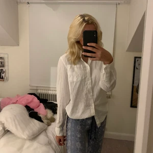 Linneskjorta från hm strl s - Säljer denna linneskjorta från hm i strl s! Såå fräsch och gör varje outfit snygg!😍👌