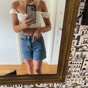 Topp - Så söt och fin topp från boohoo. Går att ha både vanligt och som off shoulder, se bilderna. Passar mig som är storlek xs/s. Köparen står för frakten! Hör av er om ni har några frågor eller funderingar, kram🖤