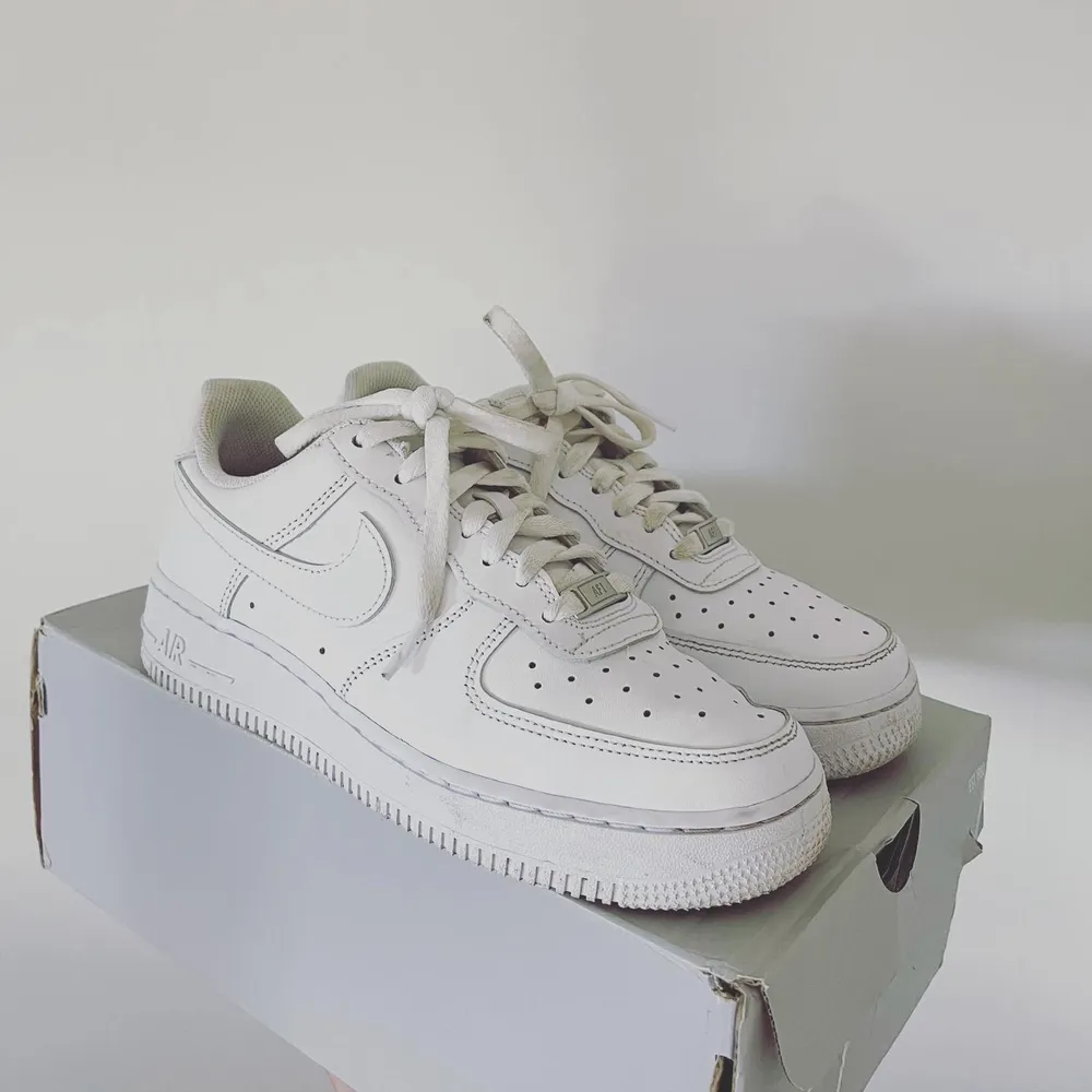 Nike air force 1 Skick: 9/10 Storlek: 40, passar 39 Pris: 599kr Og: box medföljer . Skor.